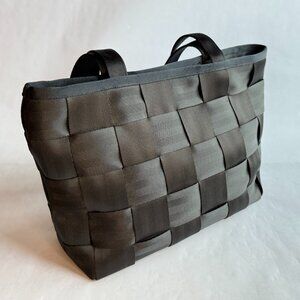 Harveys Black Original Seatbelt Bag Medium Size with Magnetic Closure